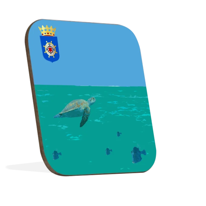 Vierkante hardhout onderzetter met ronde hoeken uit Bonaire collectie met officieel wapen, turquoise en blauwe lucht achtergrond. En in het midden afgebeeld de zeeschildpad zwemmende met vissen en het wapen in de linker boven hoek.