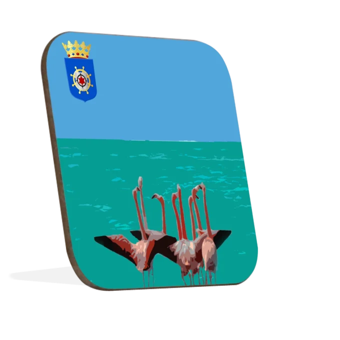 Vierkante hardhout onderzetter met ronde hoeken uit Bonaire collectie met officieel wapen, turquoise en blauwe lucht achtergrond. En in het midden afgebeeld roze flamingo's en het wapen in de linker boven hoek.