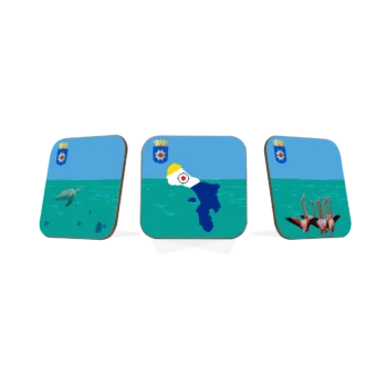 Drie vierkante hardhout onderzetters uit Bonaire collectie met officieel wapen, turquoise en blauwe achtergrond. Van links naar rechts heeft ieder een eigen symbolische afbeelding: zeeschildpad en vissen, Bonaire eilandsilhouet in de vlagkleuren, en flamingo's op de laatste. Met op de achtergrond de blauwe luch en turquoise zee.