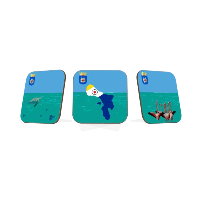 Drie vierkante hardhout onderzetters uit Bonaire collectie met officieel wapen, turquoise en blauwe achtergrond. Van links naar rechts heeft ieder een eigen symbolische afbeelding: zeeschildpad en vissen, Bonaire eilandsilhouet in de vlagkleuren, en flamingo's op de laatste. Met op de achtergrond de blauwe luch en turquoise zee.