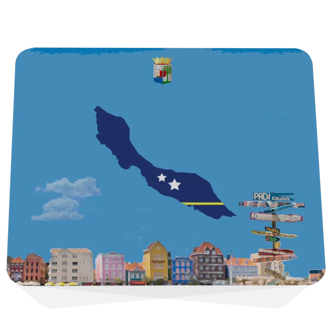 Muismat met Curaçao ontwerp: donkerblauw eilandsilhouet met gele streep en sterren in vlagkleuren, officieel wapen, kleurrijke pastel gevelarchitectuur op lichtblauwe achtergrond. Naar links gekanted.