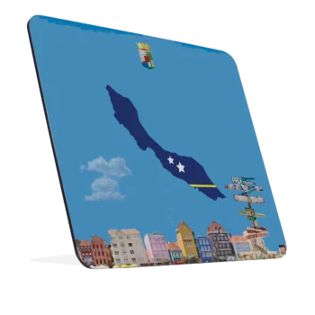 Muismat met Curaçao ontwerp: donkerblauw eilandsilhouet met gele streep en sterren in vlagkleuren, officieel wapen, kleurrijke pastel gevelarchitectuur op lichtblauwe achtergrond. Naar rechts gekanteld.