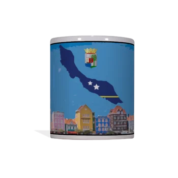 Vooraanzicht witte keramische mok met Curaçao ontwerp: donkerblauw eilandsilhouet met gele streep en sterren in vlagkleuren, officieel wapen, kleurrijke pastel gevelarchitectuur op lichtblauwe achtergrond