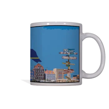 Linker zijaanzicht witte keramische mok met Curaçao ontwerp: kleurrijke pastel gevelarchitectuur en kleurrijke wegbewijzeringborden op lichtblauwe achtergrond.