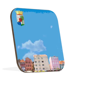 Hard houte onderzetter met ronde hoeken, met Curacao ontwerp thema waarop karakteristieke handelskade op een lucht blauwe achtergrond te zien is met in de hoek het wapen.