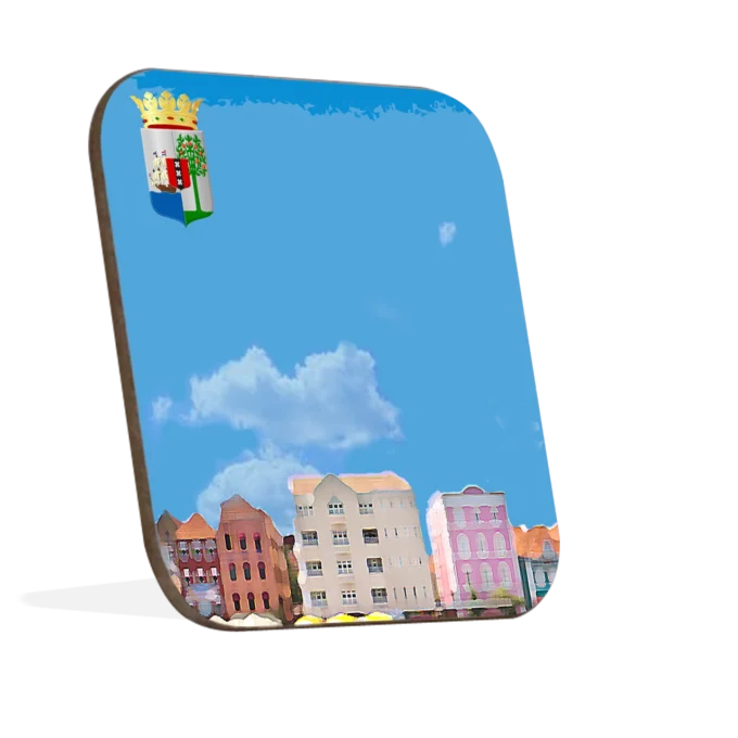 Hard houte onderzetter met ronde hoeken, met Curacao ontwerp thema waarop karakteristieke handelskade op een lucht blauwe achtergrond te zien is met in de hoek het wapen.