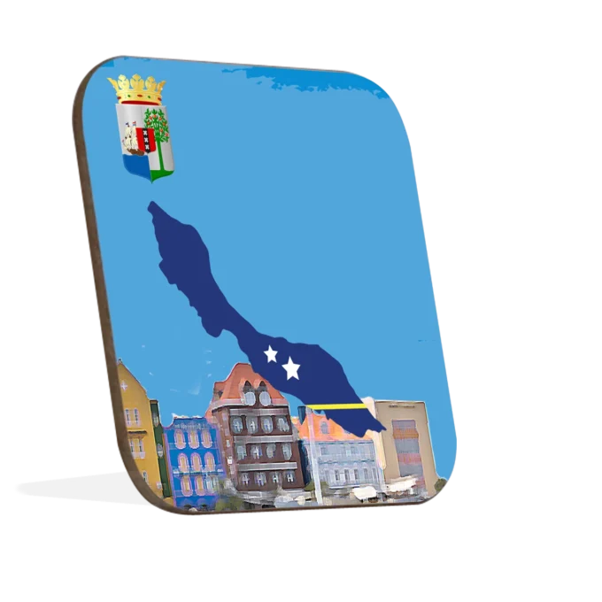 Hard houte onderzetter met ronde hoeken, met Curacao ontwerp thema waarop karakteristieke handelskade en het eiland silhouette met de vlag kleuren op een lucht blauwe achtergrond te zien is met in de hoek het wapen.