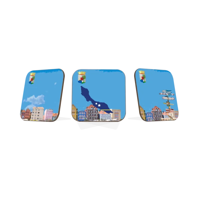 Hard houte onderzetter collectie (3 stuks) met ronde hoeken, met Curacao ontwerp thema waarop elke onderzetter het karakteristieke handelskade te zien is en waarbij de middelste het eiland silhouette met de vlag kleuren op een lucht blauwe achtergrond te zien is. ALle drie hebben het wapen in de linker boven hoek.