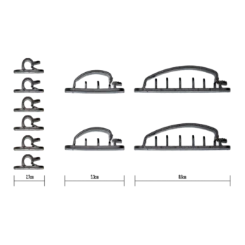 Kabelmanagement clips set in zwart: Links, zes enkele clips met één opening. In het midden, twee clips met drie sleuven. Rechts twee clips met vijf sleuven voor georganiseerde kabel routing.