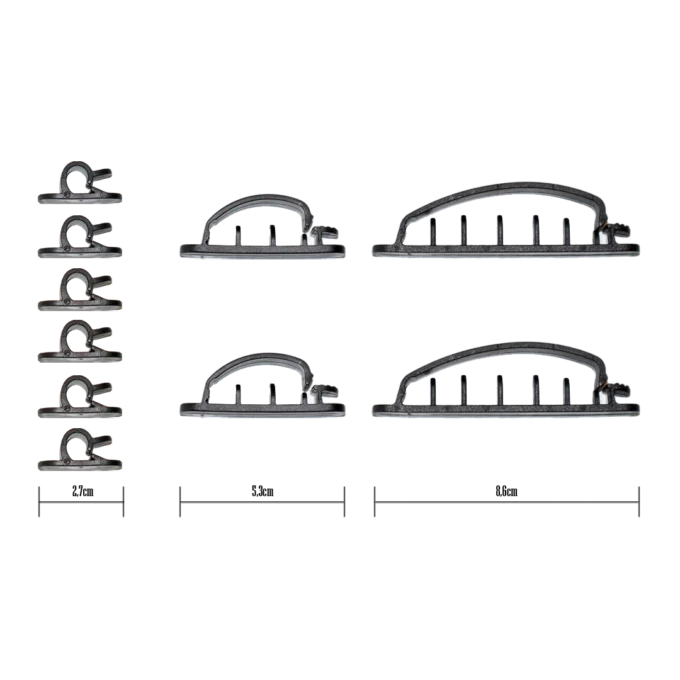 Kabelmanagement clips set in zwart: Links, zes enkele clips met één opening. In het midden, twee clips met drie sleuven. Rechts twee clips met vijf sleuven voor georganiseerde kabel routing.